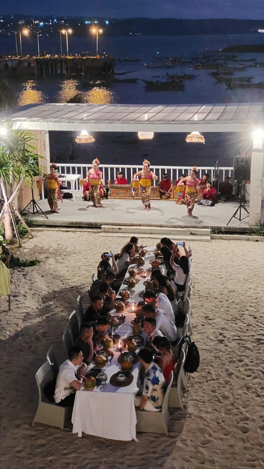 Makan malam bersama dengan menari